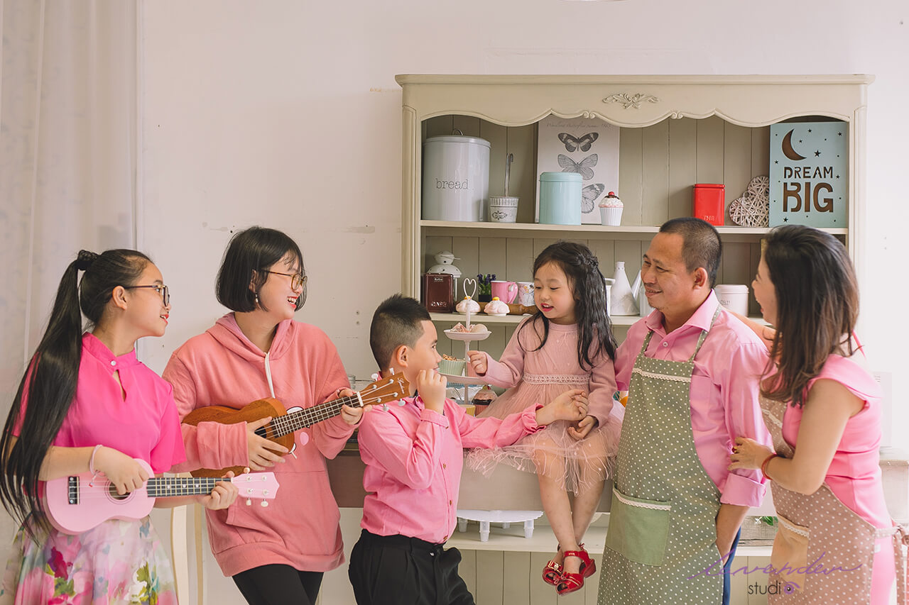 Chụp ảnh gia đình đồng phục màu hồng