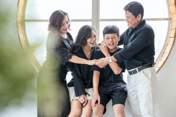 mặc đồ màu cùng chụp ảnh gia đình
