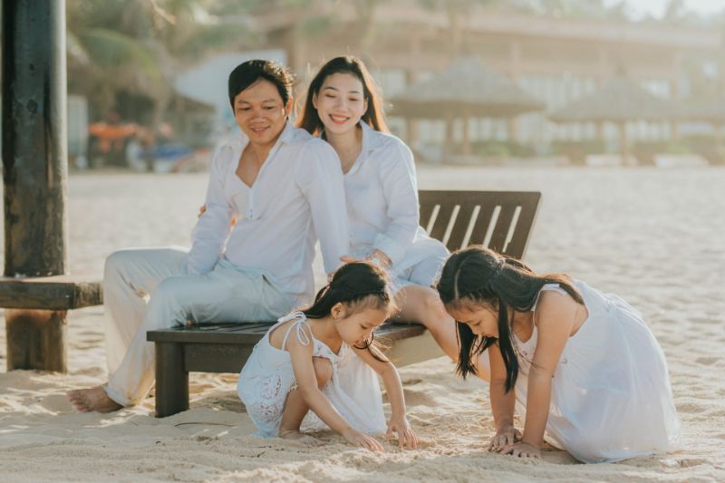 Cách tạo dáng chụp ảnh gia đình 4 người đi biển đẹp-3
