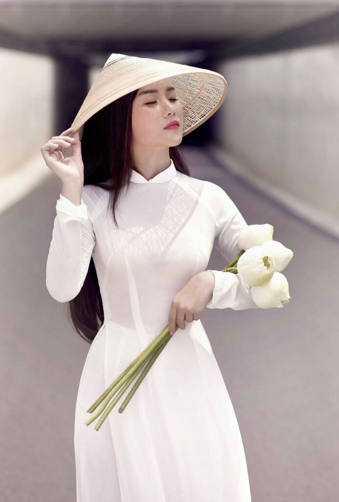 chụp hình áo dài với hoa sen tại TpHCM uy tín