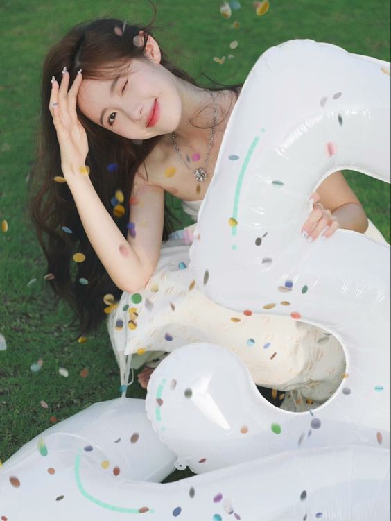 Nhẹ nhàng năm lên thảm cỏ, nhoẻn miệng cười và pose dáng cùng với bóng số