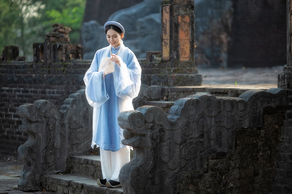 Chụp ảnh áo dài ngũ thân một mình tại Hà Nội