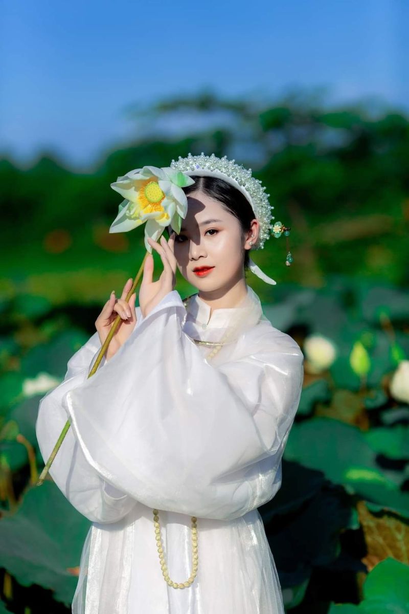 Chụp ảnh áo dài ngũ thân một mình tại Hà Nội