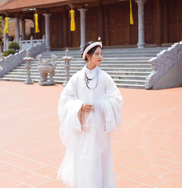 Chụp ảnh áo dài ngũ thân một mình tại Hà Nội