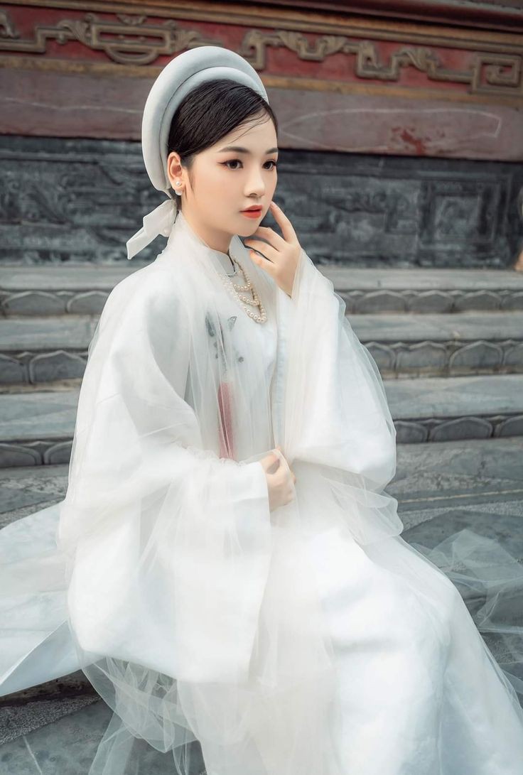 Chụp ảnh áo dài ngũ thân một mình tại Hà Nội