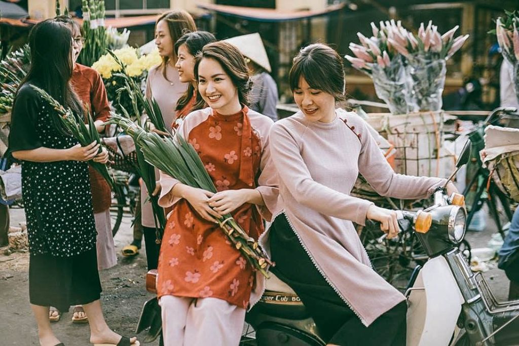 Tạo dáng chụp ảnh tết với đôi bàn tay và hoa
