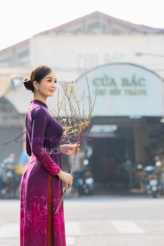 Tạo dáng ngắm hoa chụp ảnh tết ngoại cảnh chợ bến thành