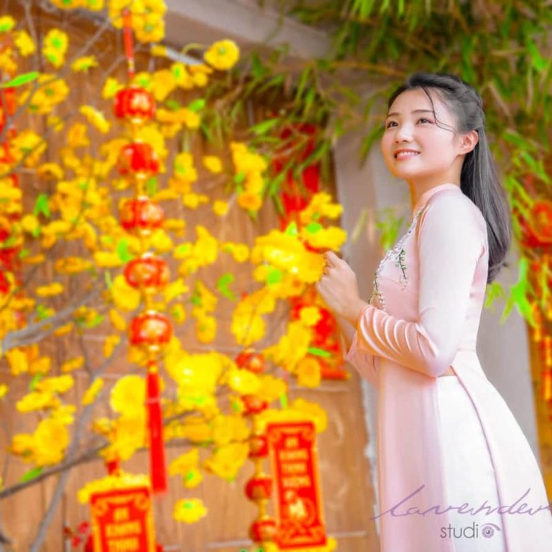 Tạo dáng với bối cảnh chụp ảnh Tết đẹp năm 2025