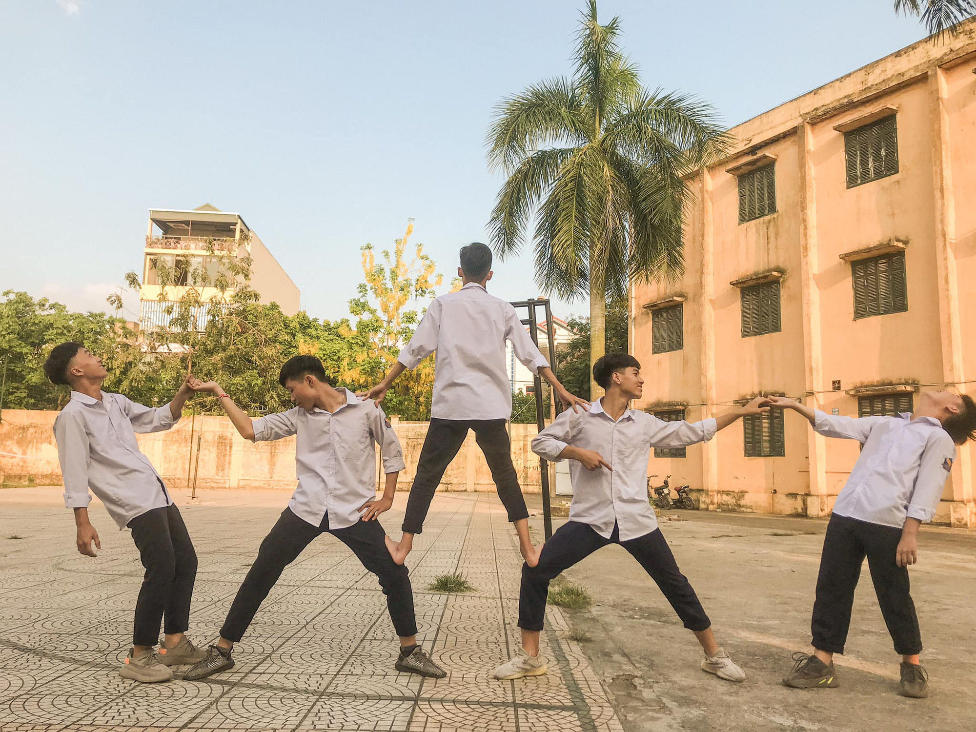 Cách tạo dáng chụp ảnh nhóm Tết cho nam