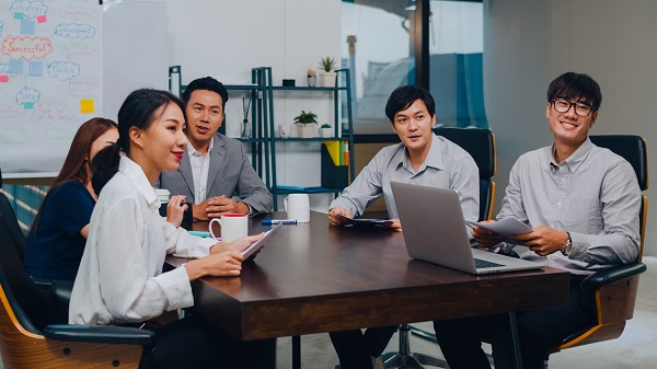 Cách tạo dáng chụp ảnh nhóm Tết cho nam