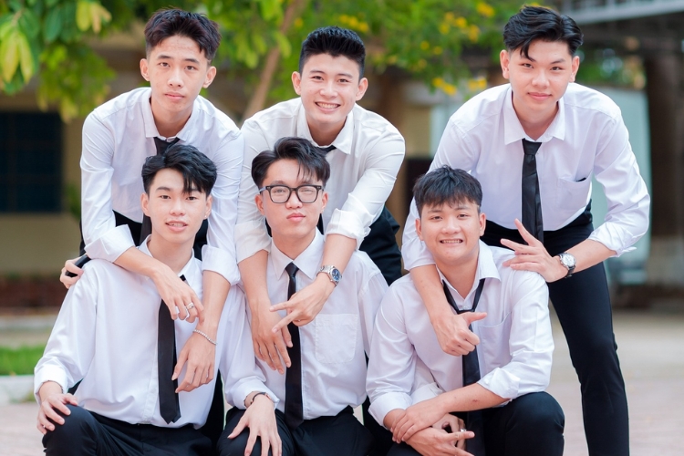 Cách tạo dáng chụp ảnh nhóm Tết cho nam