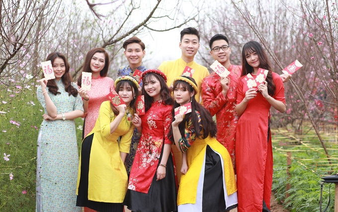 Studio nổi tiếng chụp ảnh tết nhóm với áo dài tại Hà Nội