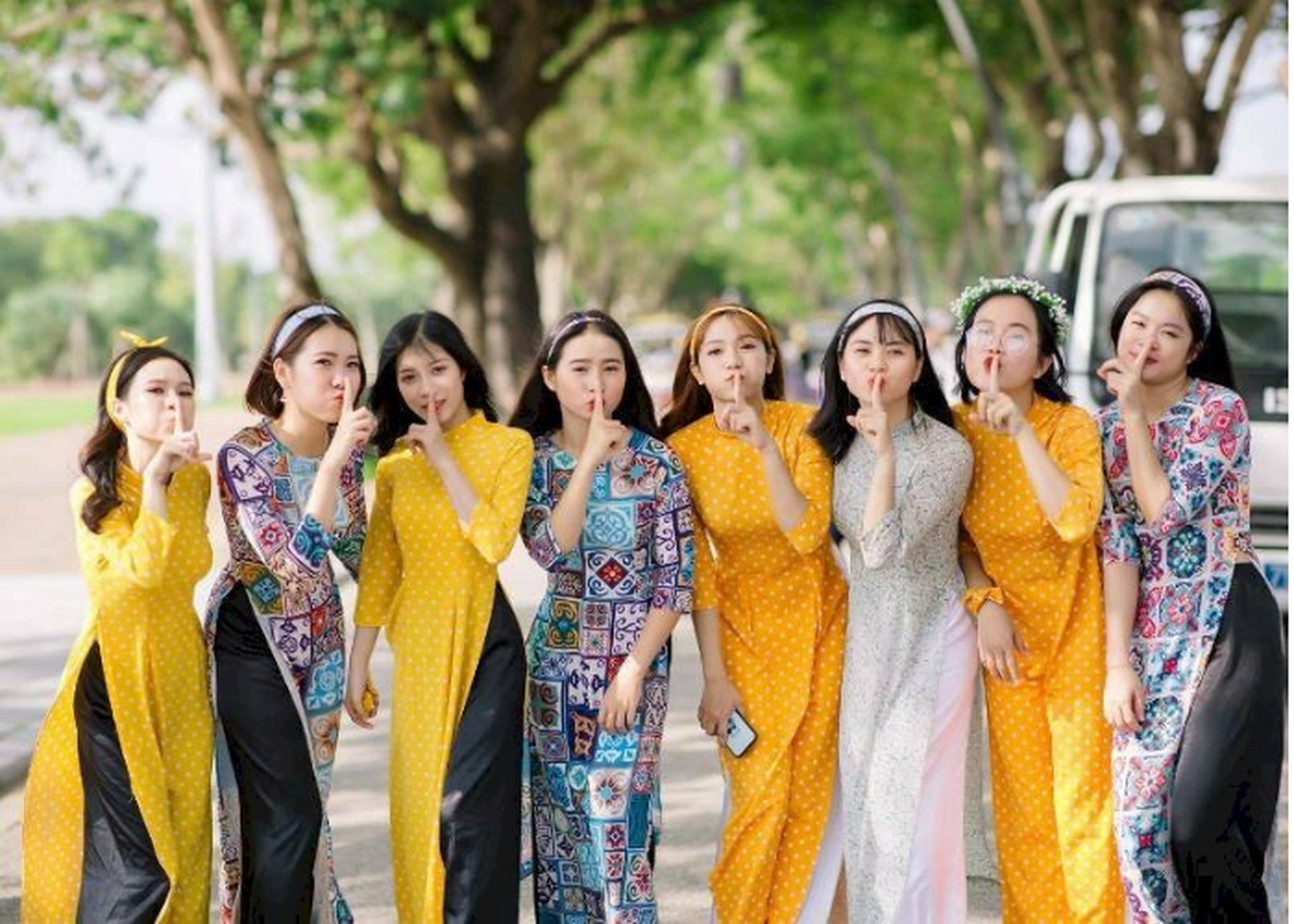 Studio nổi tiếng chụp ảnh tết nhóm với áo dài tại Hà Nội