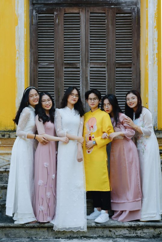 Studio nổi tiếng chụp ảnh tết nhóm với áo dài tại Hà Nội