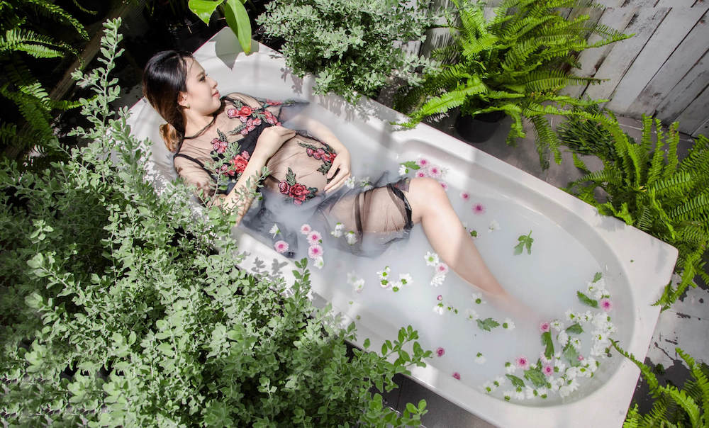 Tạo dáng chụp ảnh bầu trong bồn tắm đẹp tại nhà