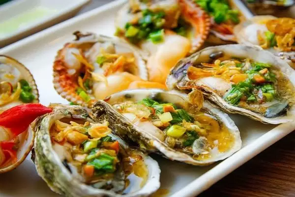 Tổ chức tiệc cưới tại nhà hàng với các món hải sản tuyệt vời