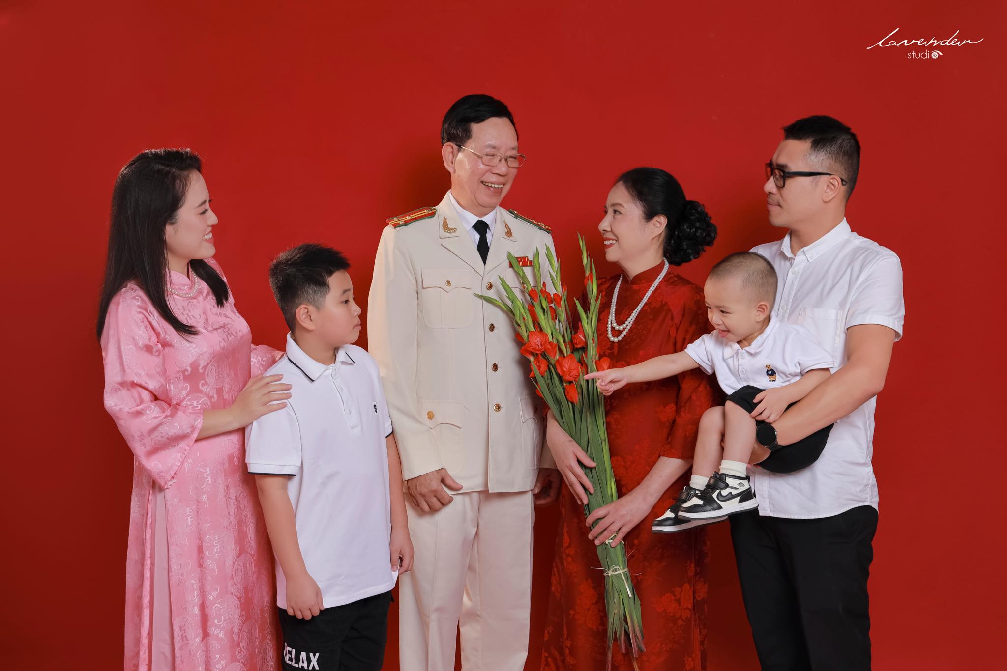 Bật mí cách tạo dáng chụp ảnh gia đình 5 người siêu ấn tượng