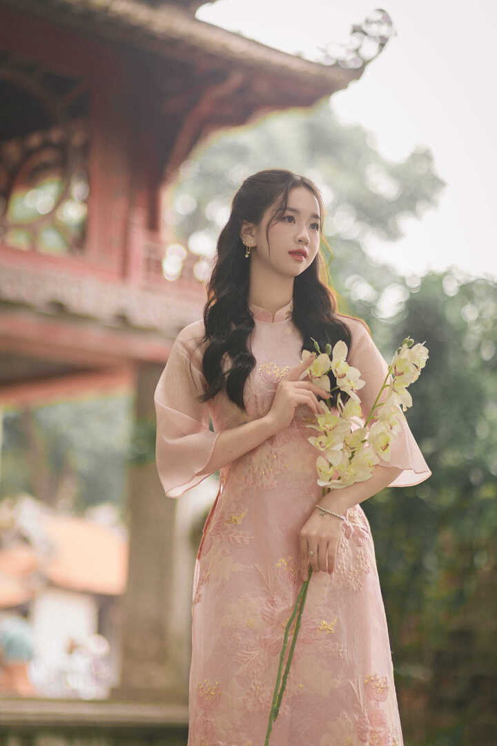 Cách tạo dáng chụp ảnh áo dài ở chùa thể hiện sự trang nghiêm