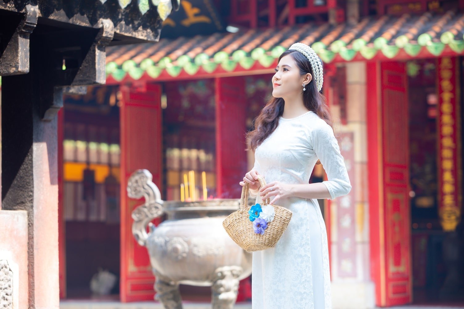 Cách tạo dáng chụp ảnh áo dài ở chùa thể hiện sự trang nghiêm