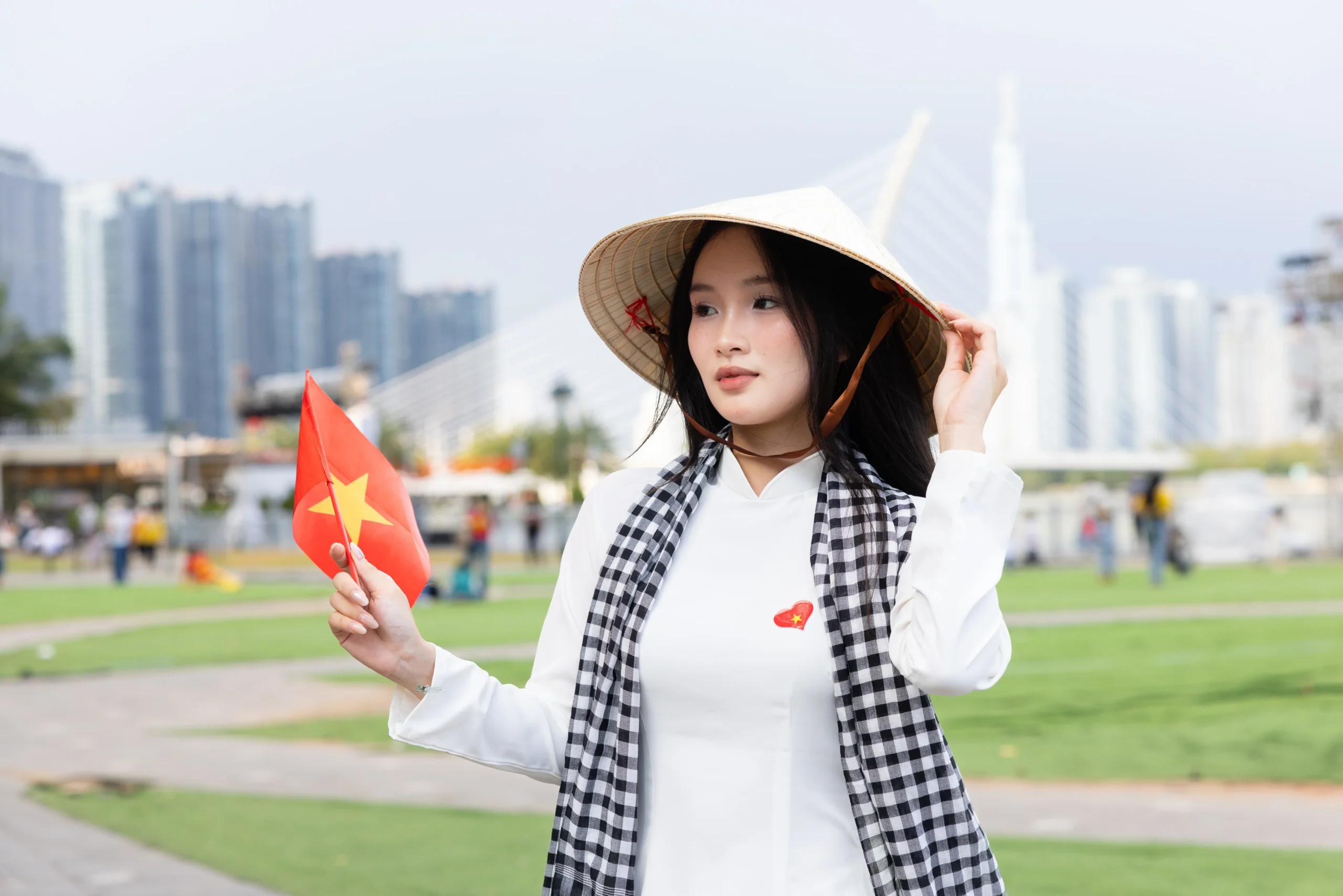 Kỷ niệm 80 năm Quốc khánh với bộ ảnh chụp hình áo dài tại TP.HCM