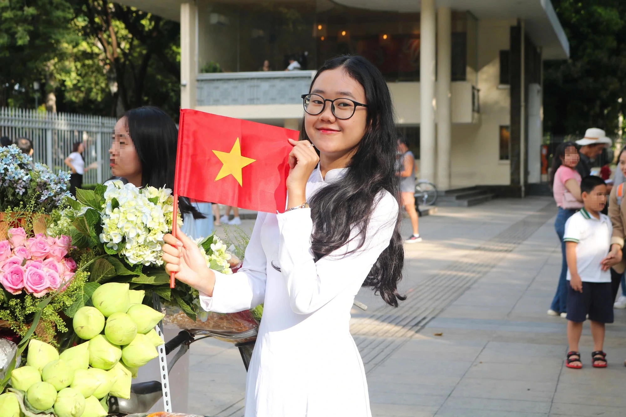 Kỷ niệm 80 năm Quốc khánh với bộ ảnh chụp hình áo dài tại TP.HCM