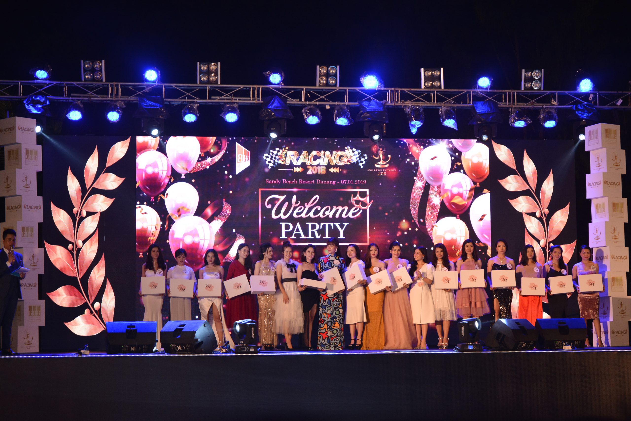 Year End Party ấn tượng hơn với xu hướng chụp ảnh sáng tạo, bắt khoảnh khắc chân thật Year End Party ấn tượng hơn với xu hướng chụp ảnh sáng tạo, bắt khoảnh khắc chân thật