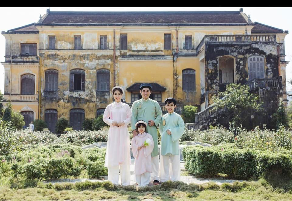 Review chụp ảnh gia đình Huế 2026: nên chọn ngoại cảnh hay studio?