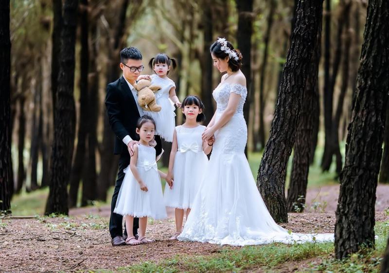 Review chụp ảnh gia đình Huế 2026: nên chọn ngoại cảnh hay studio?