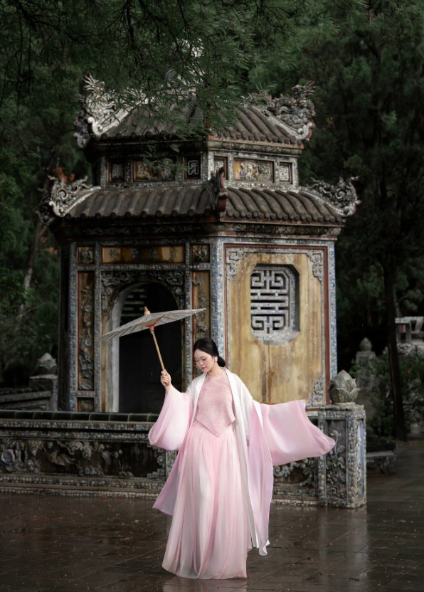Xu hướng chụp ảnh áo dài ở Huế 2026–2027: Thanh lịch, cổ điển và nghệ thuật Xu hướng chụp ảnh áo dài ở Huế 2026–2027: Thanh lịch, cổ điển và nghệ thuật