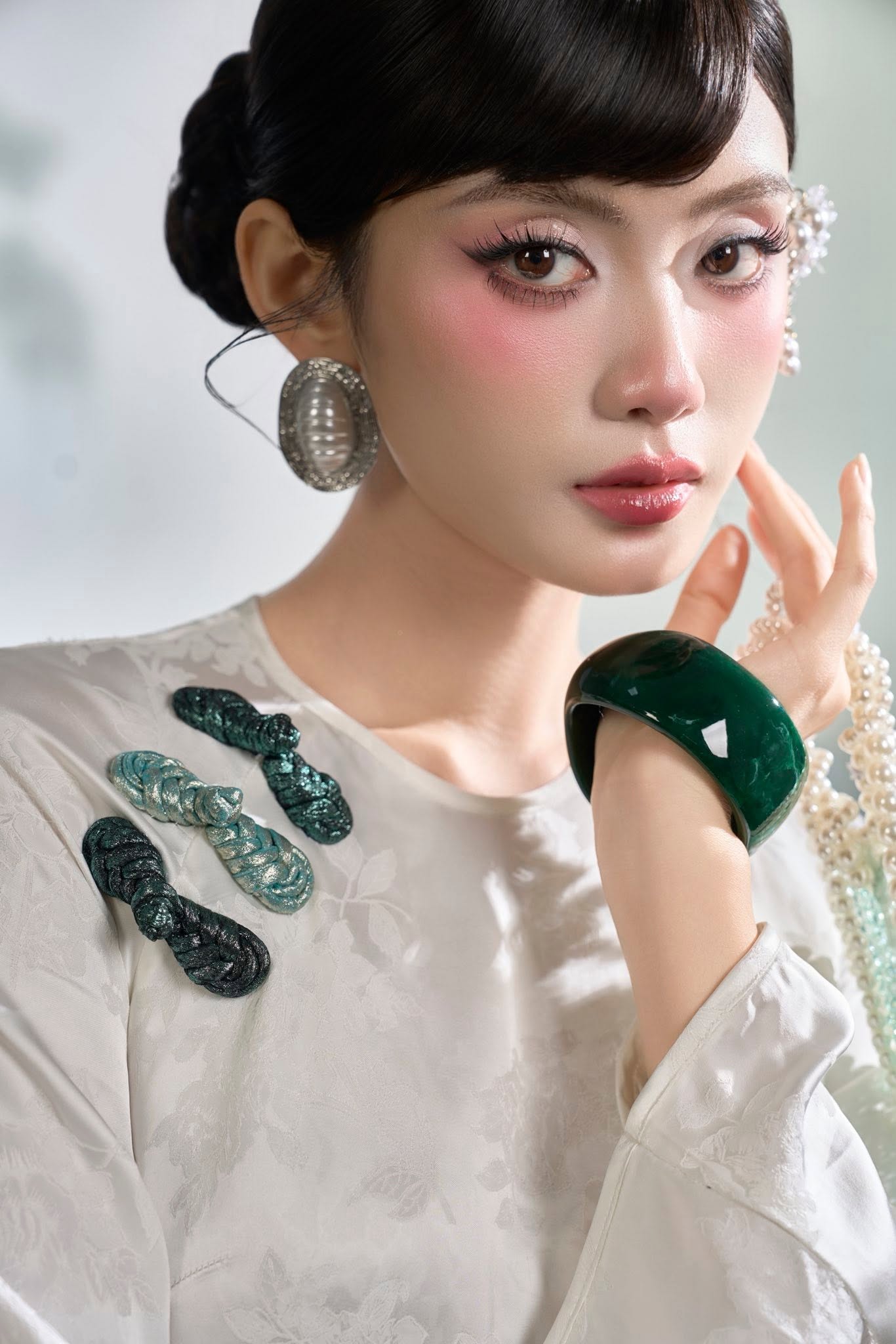 Nên thuê thợ hay tự chụp ảnh áo dài bằng điện thoại?