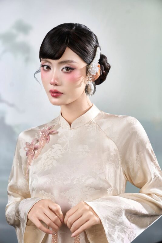 Nên thuê thợ hay tự chụp ảnh áo dài bằng điện thoại?