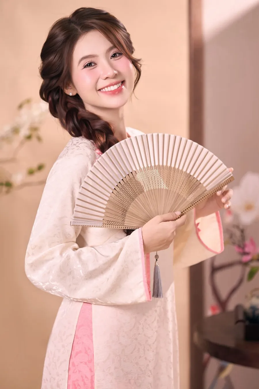 10 đạo cụ chụp ảnh áo dài đẹp (4) 10 đạo cụ chụp ảnh áo dài đẹp (4)