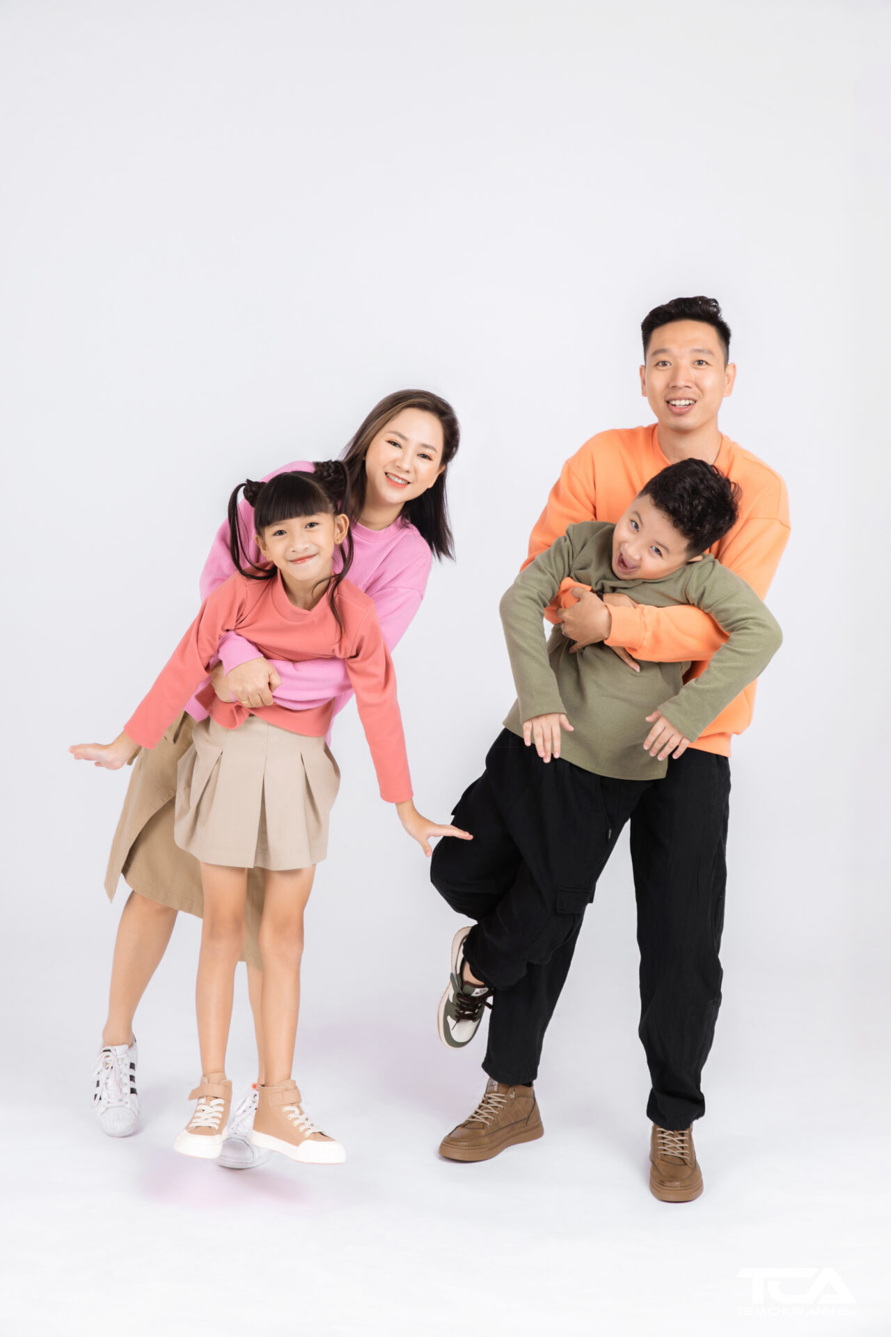 Studio Chụp Hình Gia Đình TPHCM (8) Studio Chụp Hình Gia Đình TPHCM (8)